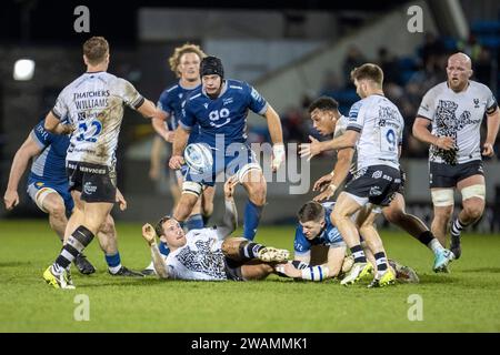 5 janvier 2024 ; Salford Community Stadium, Salford, Lancashire, Angleterre; Gallagher Premiership Rugby, sale Sharks contre Bristol Bears ; Max Malins de Bristol Bears passe le ballon Banque D'Images