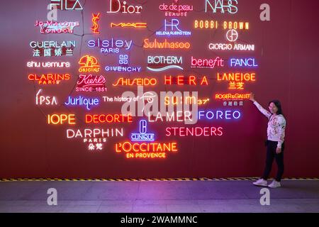 SHENZHEN, CHINE - 21 NOVEMBRE 2019 : marque signe sur un mur du centre commercial Maoye dans la nuit. Banque D'Images