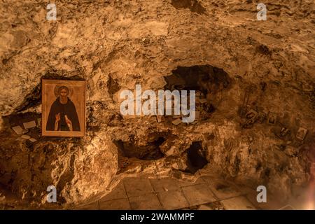 L'icône du saint chrétien à l'intérieur de la grotte du monastère de la tentation sur le sommet du mont de Temptationat Jéricho, Cisjordanie, Palestine. Banque D'Images