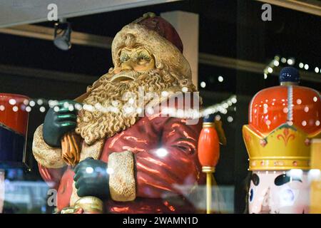 Père Noël dans un présentoir de Noël dans une vitrine de magasin d'affaires. Banque D'Images