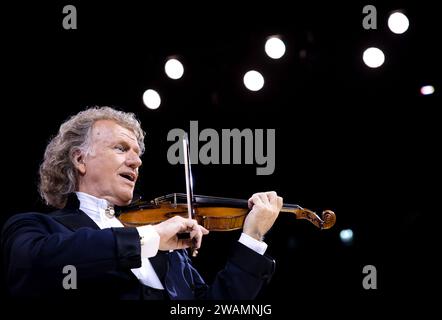 AMSTERDAM - violoniste André Rieu lors d'un concert du nouvel an au Ziggo Dome. ANP RAMON VAN flymen netherlands Out - belgique Out Banque D'Images