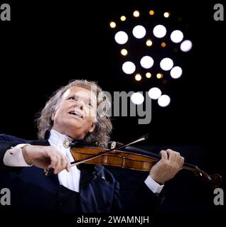 AMSTERDAM - violoniste André Rieu lors d'un concert du nouvel an au Ziggo Dome. ANP RAMON VAN flymen netherlands Out - belgique Out Banque D'Images