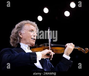 AMSTERDAM - violoniste André Rieu lors d'un concert du nouvel an au Ziggo Dome. ANP RAMON VAN flymen netherlands Out - belgique Out Banque D'Images