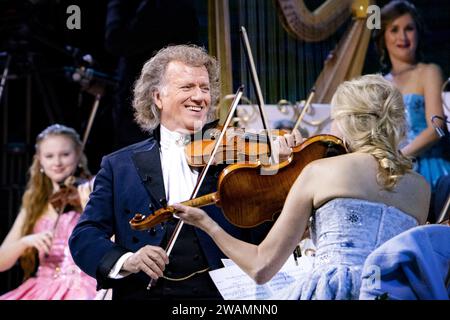 AMSTERDAM - violoniste André Rieu lors d'un concert du nouvel an au Ziggo Dome. ANP RAMON VAN flymen netherlands Out - belgique Out Banque D'Images