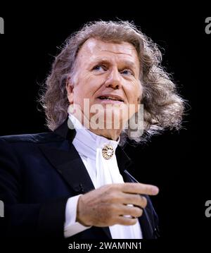 AMSTERDAM - violoniste André Rieu lors d'un concert du nouvel an au Ziggo Dome. ANP RAMON VAN flymen netherlands Out - belgique Out Banque D'Images