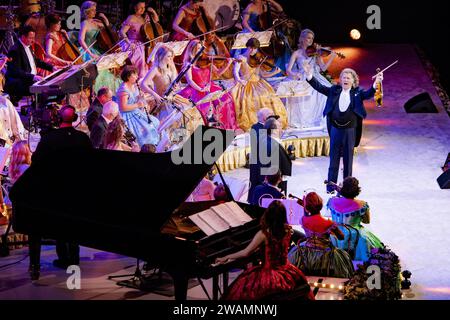 AMSTERDAM - violoniste André Rieu lors d'un concert du nouvel an au Ziggo Dome. ANP RAMON VAN flymen netherlands Out - belgique Out Banque D'Images