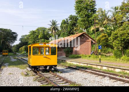 Gare de Bukit Timah, Singapour, située le long du couloir ferroviaire, avec jardins patrimoniaux, trains et gare. Banque D'Images