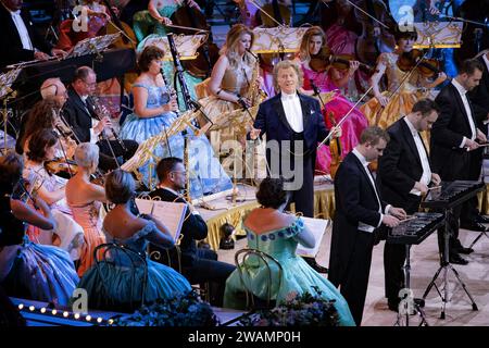 AMSTERDAM - violoniste André Rieu lors d'un concert du nouvel an au Ziggo Dome. ANP RAMON VAN flymen netherlands Out - belgique Out Banque D'Images