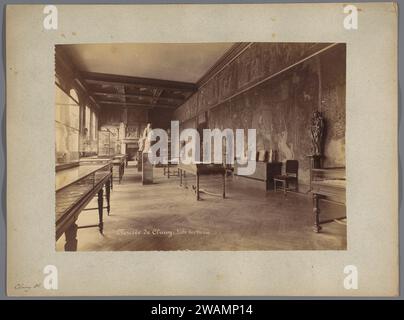 Salle avec émail au Musée de Cluny à Paris, Séraphin -Médéric Mieusage, 1850 - 1900 photographie Paris carton. Support photographique Albumen print exposition permanente, musée Cluny Museum Banque D'Images