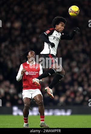 Willian de Fulham (à droite) mène la balle loin de Dexter Lembikisa de Rotherham United lors du match du troisième tour de la coupe FA Emirates à Craven Cottage, Londres. Date de la photo : Vendredi 5 janvier 2024. Banque D'Images