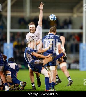 5 janvier 2024 ; Salford Community Stadium, Salford, Lancashire, Angleterre; Gallagher Premiership Rugby, sale Sharks versus Bristol Bears ; Gus Warr of sale Sharks s'efface avec un coup de pied Banque D'Images