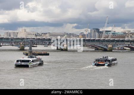 Londres, Royaume-Uni - 18 mars 2023 ; Thames Clipper ferry rapide sur la Tamise Banque D'Images