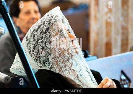 Membres de la communauté pendant un service de Pâques à l'église orthodoxe grecque St George , Kfar Yassif ; Israël Banque D'Images