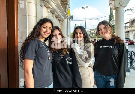 Membres de la communauté pendant un service de Pâques à l'église orthodoxe grecque St George , Kfar Yassif ; Israël Banque D'Images