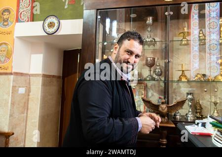 Collègue du prêtre de paroisse Père Atallah Makhouli avant le service de Pâques à l'église orthodoxe grecque St George ; Kfar Yassif ; Israël Banque D'Images