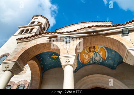 Prêtre de la paroisse Père Atallah Makhouli à l'intérieur et à l'extérieur de l'église orthodoxe grecque St George avant les services de Pâques ; Kfar Yasif ; Israël Banque D'Images