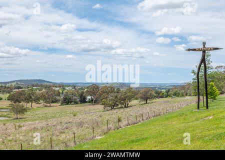 La sculpture en tallowwood intitulée « True Born native man » de Nigel White accueille les visiteurs de Walcha, la ville de campagne des plateaux du Nord Banque D'Images