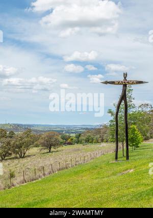 La sculpture en tallowwood intitulée « True Born native man » de Nigel White accueille les visiteurs de Walcha, la ville de campagne des plateaux du Nord Banque D'Images