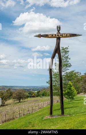 La sculpture en tallowwood intitulée « True Born native man » de Nigel White accueille les visiteurs de Walcha, la ville de campagne des plateaux du Nord Banque D'Images