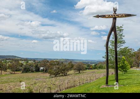 La sculpture en tallowwood intitulée « True Born native man » de Nigel White accueille les visiteurs de Walcha, la ville de campagne des plateaux du Nord Banque D'Images