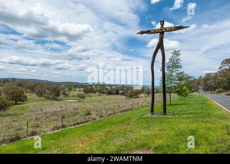 La sculpture en tallowwood intitulée « True Born native man » de Nigel White accueille les visiteurs de Walcha, la ville de campagne des plateaux du Nord Banque D'Images