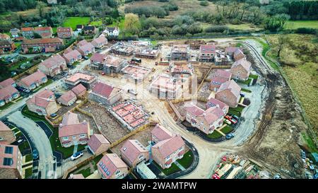 Vue aérienne d'un développement résidentiel en construction avec des maisons et des infrastructures partiellement construites. Banque D'Images