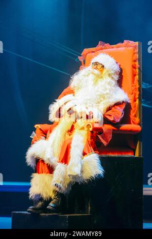 Latina, Italie. 5 janvier 2024. Le Père Noël assis sur le trône attend la descente de la Befana volante à l'occasion des célébrations de l'Epiphanie en Latina. Des centaines d'enfants et d'adultes acclamés ont accueilli le Befana qui est descendu de la tour de la mairie à l'occasion des célébrations de l'Epiphanie en Latina. Crédit Commerci : ZUMA Press, Inc./Alamy Live News Banque D'Images