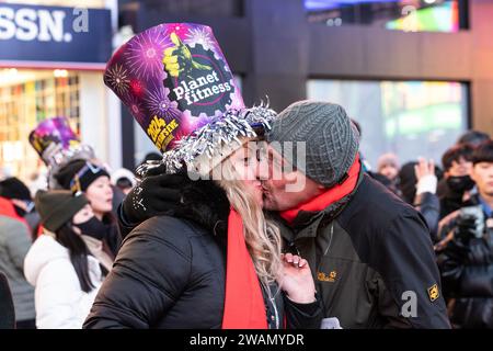 Fêtards célébrant le réveillon du nouvel an 2024 sur Times Square à New York le 31 décembre 2023. Banque D'Images