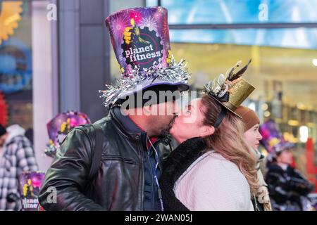 Fêtards célébrant le réveillon du nouvel an 2024 sur Times Square à New York le 31 décembre 2023. Banque D'Images