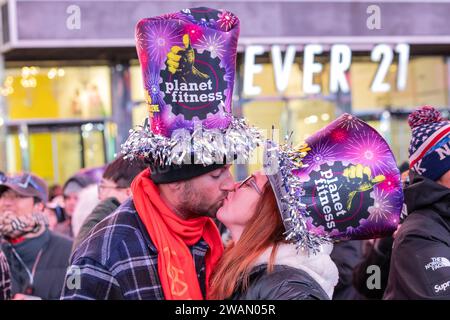 Fêtards célébrant le réveillon du nouvel an 2024 sur Times Square à New York le 31 décembre 2023. Banque D'Images