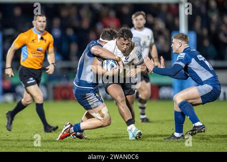 5 janvier 2024 ; Salford Community Stadium, Salford, Lancashire, Angleterre; Gallagher Premiership Rugby, sale Sharks contre Bristol Bears ; Steven Luatua de Bristol Bears est attaqué Banque D'Images