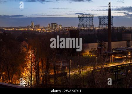 Blick auf die Skyline von Essen, Innenstadt, vo der Zeche Zollverein aus gesehen, Gerippe der Kühltürme auf der Kokerei Zollverein, Essen, NRW, Deutschland, Skyline Essen *** vue sur la Skyline d'Essen centre-ville, vue depuis la mine de Zollverein, squelette des tours de refroidissement de la cokerie de Zollverein, Essen, Essen, NRW, Allemagne, Skyline Essen Banque D'Images