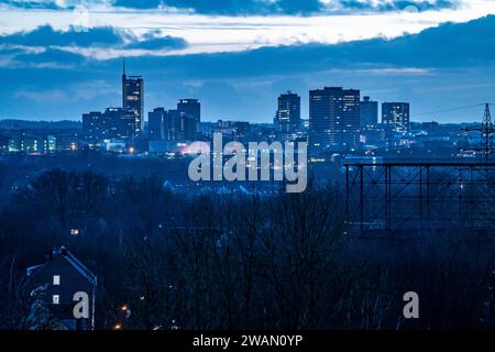 Blick auf die Skyline von Essen, Innenstadt, vo der Zeche Zollverein aus gesehen, Essen, NRW, Deutschland, Skyline Essen *** vue de la ligne d'horizon d'Essen, centre-ville, vue depuis la mine de charbon Zollverein, Essen, NRW, Allemagne, Skyline Essen Banque D'Images