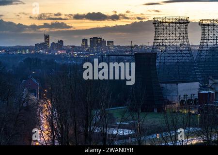 Blick auf die Skyline von Essen, Innenstadt, vo der Zeche Zollverein aus gesehen, Gerippe der Kühltürme auf der Kokerei Zollverein, Essen, NRW, Deutschland, Skyline Essen *** vue sur la Skyline d'Essen centre-ville, vue depuis la mine de Zollverein, squelette des tours de refroidissement de la cokerie de Zollverein, Essen, Essen, NRW, Allemagne, Skyline Essen Banque D'Images