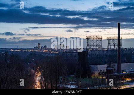 Blick auf die Skyline von Essen, Innenstadt, vo der Zeche Zollverein aus gesehen, Gerippe der Kühltürme auf der Kokerei Zollverein, Essen, NRW, Deutschland, Skyline Essen *** vue sur la Skyline d'Essen centre-ville, vue depuis la mine de Zollverein, squelette des tours de refroidissement de la cokerie de Zollverein, Essen, Essen, NRW, Allemagne, Skyline Essen Banque D'Images