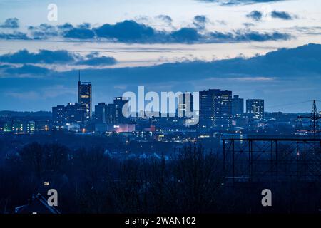 Blick auf die Skyline von Essen, Innenstadt, vo der Zeche Zollverein aus gesehen, Essen, NRW, Deutschland, Skyline Essen *** vue de la ligne d'horizon d'Essen, centre-ville, vue depuis la mine de charbon Zollverein, Essen, NRW, Allemagne, Skyline Essen Banque D'Images