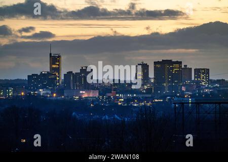 Blick auf die Skyline von Essen, Innenstadt, vo der Zeche Zollverein aus gesehen, Essen, NRW, Deutschland, Skyline Essen *** vue de la ligne d'horizon d'Essen, centre-ville, vue depuis la mine de charbon Zollverein, Essen, NRW, Allemagne, Skyline Essen Banque D'Images