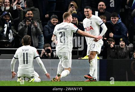 Londres, Royaume-Uni. 5 janvier 2024. OBJECTIF. Le buteur Pedro Porro (Tottenham, à droite) célèbre avec Dejan Kulusevski (Tottenham, 21) le passage de Bryan Gil (Tottenham, 11) lors du match du 3e tour de la coupe FA du Tottenham V Burnley FC Emirates au Tottenham Hotspur Stadium. Cette image est réservée À UN USAGE ÉDITORIAL. Licence requise de The football DataCo pour toute autre utilisation. Crédit : MARTIN DALTON/Alamy Live News Banque D'Images