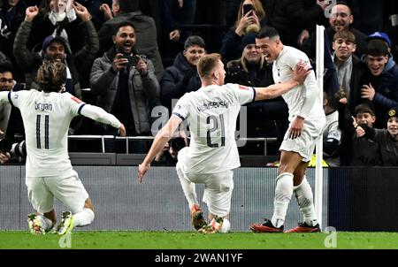 Londres, Royaume-Uni. 5 janvier 2024. OBJECTIF. Le buteur Pedro Porro (Tottenham, à droite) célèbre avec Dejan Kulusevski (Tottenham, 21) le passage de Bryan Gil (Tottenham, 11) lors du match du 3e tour de la coupe FA du Tottenham V Burnley FC Emirates au Tottenham Hotspur Stadium. Cette image est réservée À UN USAGE ÉDITORIAL. Licence requise de The football DataCo pour toute autre utilisation. Crédit : MARTIN DALTON/Alamy Live News Banque D'Images