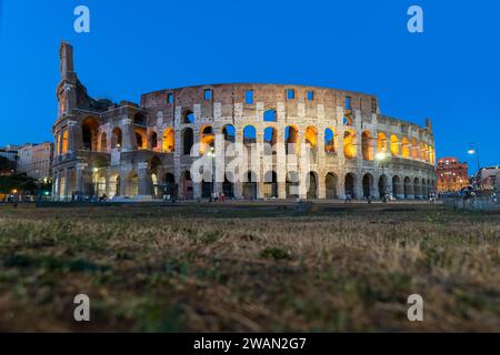 Extérieurs monuments architecturaux du Colisée Romain (Colosseo Romano) à Rome, province du Latium, Italie. (La nuit). Banque D'Images