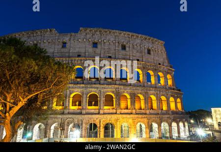 Extérieurs monuments architecturaux du Colisée Romain (Colosseo Romano) à Rome, province du Latium, Italie. (La nuit). Banque D'Images