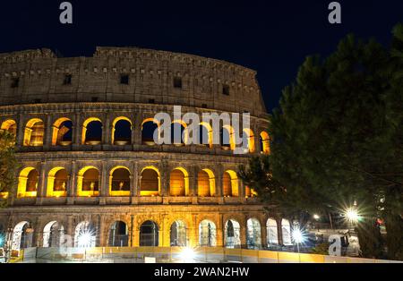 Extérieurs monuments architecturaux du Colisée Romain (Colosseo Romano) à Rome, province du Latium, Italie. (La nuit). Banque D'Images