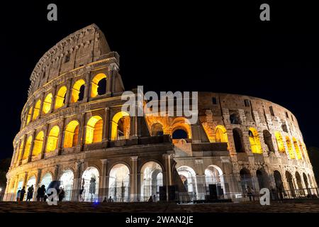 Extérieurs monuments architecturaux du Colisée Romain (Colosseo Romano) à Rome, province du Latium, Italie. (La nuit). Banque D'Images