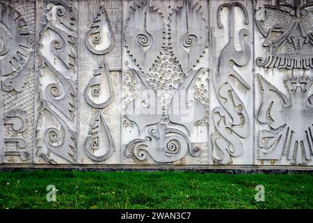 Détails de la fresque en béton à l'extérieur du bâtiment Darwin de l'Université de Lyon, France réalisée par Morog Banque D'Images