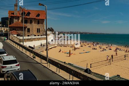 Vue sur Praia da Ribeira et le magnifique bâtiment du Chalet Faial, à Cascais, Portugal, Europe Banque D'Images