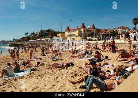 Vue sur le front de mer d'Estoril, la plage de Poças et le bâtiment jaune de la colonie d'éducation populaire pour enfants, à Estoril, Portugal, Europe Banque D'Images