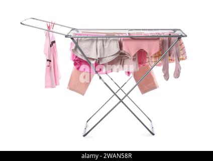 Sèche-linge avec des vêtements propres pour enfants isolés sur fond blanc Banque D'Images