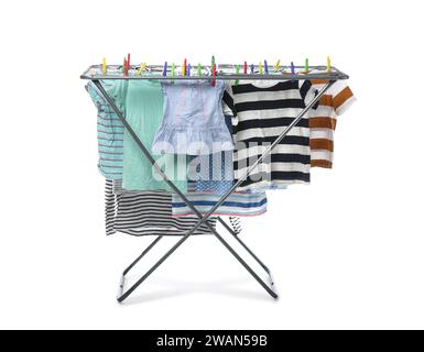 Sèche-linge avec des vêtements pour enfants isolés sur fond blanc Banque D'Images