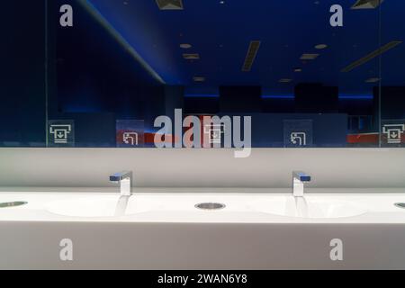 Sophistication contemporaine avec notre collection organisée de robinets et éviers de salle de bain. Adoptez la fusion harmonieuse d'un design élégant et de fonctionnalités, Banque D'Images
