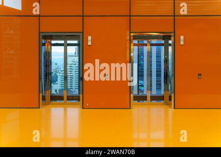 Ascenseur moderne en verre vide situé dans un centre commercial chic le design élégant et contemporain de l'ascenseur allie harmonieusement fonctionnalité et style, offrant un JO visuel Banque D'Images